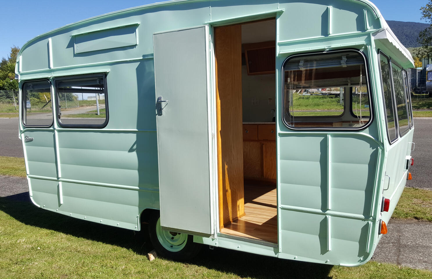 Caravan Restoration, Vintage 1960s mcm Furnichur Lake Taupo